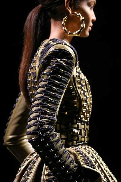 Look 16